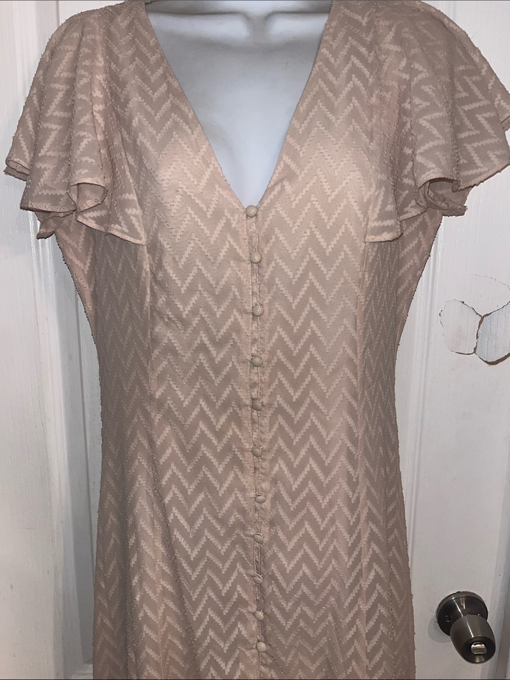 Zara blush pink chevron midi dress flutter sleeves, a button-front design - Picture 4 of 9
